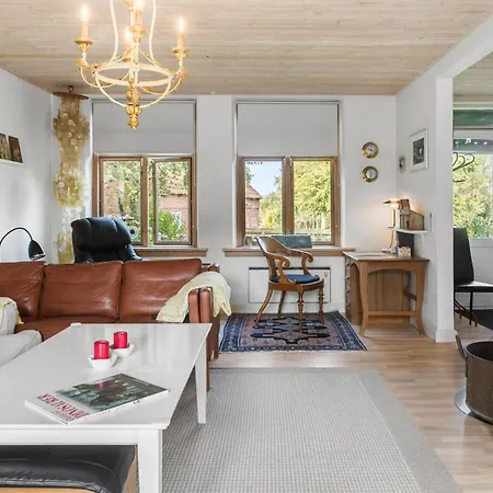 3 Bedroom Beautiful In Semesterbostad