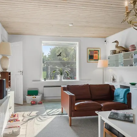 3 Bedroom Beautiful In Semesterbostad